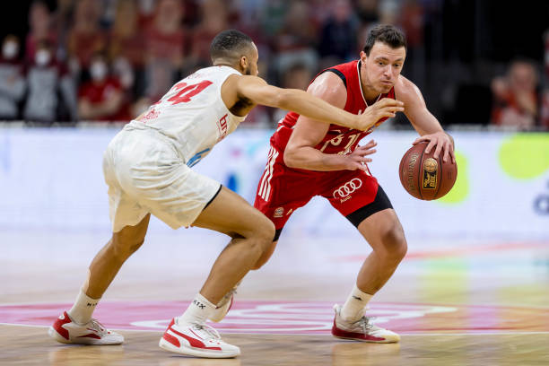 的率领下 的率领下