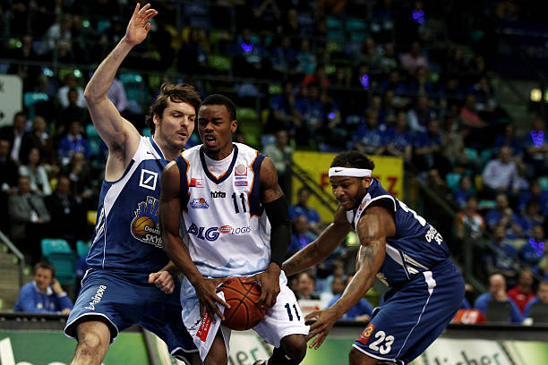 显得不知所 显得不知所